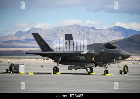 Eine F-35A Lightning II Kampfflugzeug zu 4. Der 388. Fighter Wing Fighter Squadron auf dem Flug Leitung zugewiesen während Red Flag 19-1, Nelllis Air Force Base, Nev, Feb 6, 2019. Piloten und Betreuer vom 4. Der 388. Fighter Wing Fighter Squadron und 4 Aircraft Maintenance Unit sind an Red Flag 19-1 an der Nellis AFB, Nevada. Dies ist der Flügel zweite Rote Flagge mit der F-35 A, America's Most advanced multi-role Fighter, das bringt die Spielregeln ändern Stealth, Letalität und Interoperabilität zu den modernen Schlachtfeld. Red Flag ist Premier der Air Force combat Übung und beinhaltet uni Stockfoto