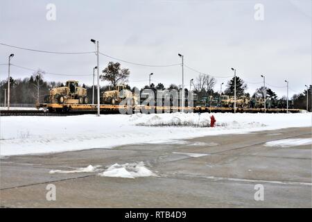 Militärfahrzeuge und Ausrüstung mit den 389 Ingenieur Bataillon ist auf triebwagen Feb 6, 2019 geladen, der Rail Yard am Fort McCoy, Wis. Die Bewegung ist für die Zukunft der 389 th Beteiligung in Betrieb entschlossen Schloss 2019 in Polen. Einheit Soldaten geladen 38 Autos mit Fahrzeugen und Ausrüstung nach dem Training in einer Schiene Leiter Operations Klasse von Vertretern des Marine Corps Logistik Base-Barstow, Calif Fort Mccoys Logistics Readiness Center Personal unterstützt mit dem Laden. Stockfoto