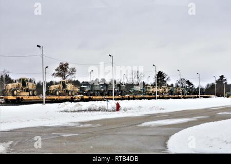 Militärfahrzeuge und Ausrüstung mit den 389 Ingenieur Bataillon ist auf triebwagen Feb 6, 2019 geladen, der Rail Yard am Fort McCoy, Wis. Die Bewegung ist für die Zukunft der 389 th Beteiligung in Betrieb entschlossen Schloss 2019 in Polen. Einheit Soldaten geladen 38 Autos mit Fahrzeugen und Ausrüstung nach dem Training in einer Schiene Leiter Operations Klasse von Vertretern des Marine Corps Logistik Base-Barstow, Calif Fort Mccoys Logistics Readiness Center Personal unterstützt mit dem Laden. Stockfoto