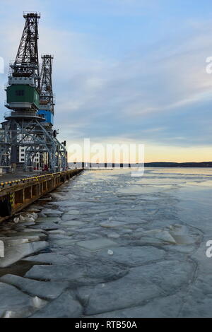 Eisschollen sind schwimmende auf leeren Hafen Bucht im Winter. Stockfoto