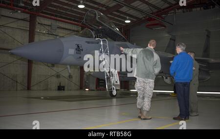 Oregon Air National Guard Oberst Adam R. Sitler, 142 Fighter Wing Commander, beherbergt eine Tour mit Don Stose, Bürgermeister von Aberdeen, Washington, 7. Februar 2019, Portland Air National Guard Base, Oregon. Bürgermeister Stose met mit wichtigen Mitarbeitern und erfuhr von der 142 nd Mission und Auswirkungen in den USA der Staat Oregon und der lokalen Gemeinschaft. Stockfoto