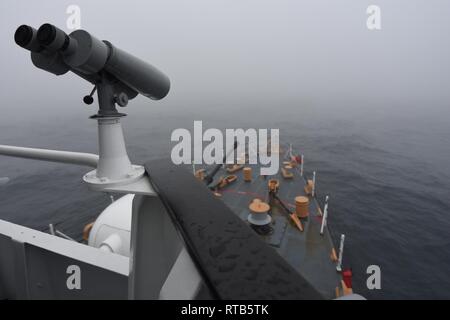 Coast Guard Cutter Seneca arbeitet in reduzierter Sichtbarkeit als starker Nebel in der Nähe von Nantucket, Massachusetts Februar 7, 2019 erscheint. Die Sicht war als zu 200 Yards während einige Teile der Patrol reduziert. Stockfoto