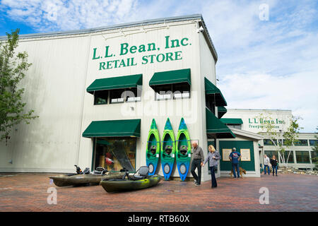 Outdoor plaza von L.L.Bean main store in Freeport, Maine, USA. Stockfoto