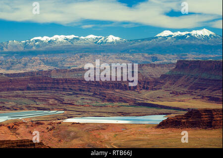 Hinter den Felsen und den LaSal Bergen, vom Dead Horse Point State Park, Utah, aus gesehen. Stockfoto