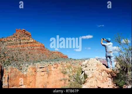 Wanderer ein Bild von einer Mesa aus dem Bright Angel Trail, Grand Canyon, Arizona, USA. Stockfoto