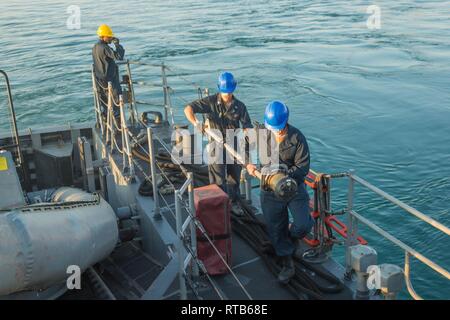 ARABIAN GULF (Feb. 7, 2019) Segler tragen eine Flagge Personal an Bord der Cyclone-Klasse Coastal Patrol Schiff USS Thunderbolt (PC 12). Thunderbolt ist, nach vorn auf die US-Flotte 5 Bereich der Maßnahmen zur Unterstützung der Marine im Einsatz für die Stabilität und Sicherheit in der Region zu gewährleisten und verbindet das Mittelmeer und den Pazifischen Raum durch den westlichen Indischen Ozean und drei strategischen Punkten ersticken. Stockfoto