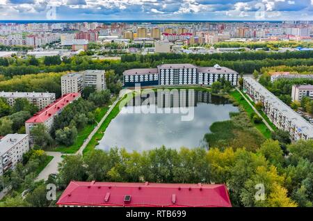 In Tjumen, Russland - 25. August 2015: Luftaufnahme auf Bürogebäude am Teich Ente und Wohnhäuser Stockfoto