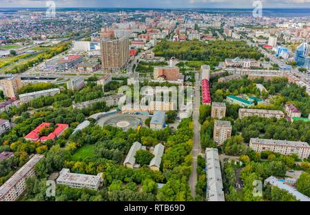 In Tjumen, Russland - 25. August 2015: Luftaufnahme auf Geologorazvedchikov Melnikayte Straßen und Viertel Stockfoto