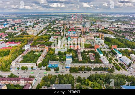 In Tjumen, Russland - 25. August 2015: Vogelperspektive auf Stadtquartiere. Platz Kino Haus und Gebäude der Sparkasse. Respubliki und Tulskaya Straßen Stockfoto