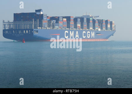 Die 400 Meter, ultra-large Container schiff, CMA CGM LOUIS BLERIOT, Abfahrt im Hafen von Southampton, UK, En Route Dunkerque, Frankreich. Stockfoto