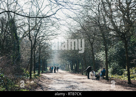 London, UK, 23. Februar 2019: Menschen zu Fuß in Holland Park, London, auf den heißesten Frühlingstag. Holland Park ist der größte Park in Kensington Stockfoto