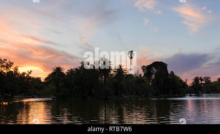 Blick über den Garten Rosedal in der Dämmerung. Buenos Aires, Argentinien. Stockfoto