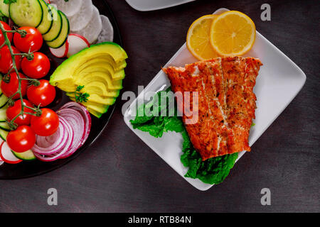 Gegrilltes Lachsfilet mit Zitrone und Kraut Gemüse mischen. Stockfoto