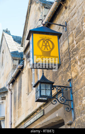 Altmodische vintage AA Hotel sign in der hübschen Cotswold Marktstadt Chipping Campden, Gloucestershire Stockfoto