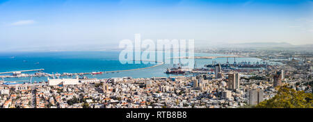 Panoramablick Luftaufnahme der Stadt Haifa und den Hafen von Haifa von der Seite des Berges Karmel Stockfoto