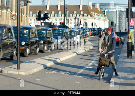 London, England, UK. Taxi Protest auf die Westminster Bridge (gegen den Plan der Bürgermeister zu den Taxis von Busspuren ban) Radfahrer in Radweg Stockfoto