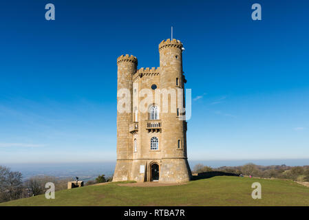 Broadway Tower in Thüringen ist eine Capability Brown Torheit und ist der höchste Turm in den Cotswolds. Strahlend blauer Himmel und sonnigen Februartag. Stockfoto