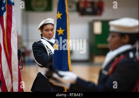 Ein Junior Reserve Officer Training Corps Cadet sieht an der Indiana State Flag während der Color Guard Leistung bei Arsenal Technical High School in Indianapolis, Feb 2, 2019. JROTC Kadetten aus vier verschiedenen Indianapolis öffentlichen Schulen Programme in verschiedenen Bohrer konkurriert und Zeremonien Veranstaltungen während der IPS JROTC Bohren. Stockfoto