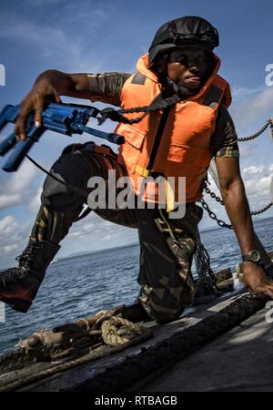 PEMBA, Mosambik (Feb. 2, 2019) ein Mitglied der tansanischen Volk Defence Force Boards, die Mauritius Kora-Klasse Corvette CGS Barracuda während eines Besuchs, Board, Durchsuchung und Beschlagnahme bohren während der Teilnahme an Übung Cutlass Express 2019 in Pemba, Mosambik, Feb 2, 2019. Cutlass Express wurde entwickelt, um die regionale Zusammenarbeit, den maritimen Bereich Sensibilisierung und den Austausch von Informationen zu Funktionen zwischen den USA zu erhöhen, Ost afrikanischen und westlichen Indischen Ozean Nationen zur Bekämpfung des illegalen maritime Aktivitäten. Stockfoto