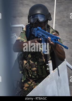 PEMBA, Mosambik (Feb. 2, 2019) eine militärische Mitglied der tansanischen Volk Defence Force zugeordnet steht Sicherheit bei einem Besuch, Board, Durchsuchung und Beschlagnahme bohren an Bord der Mauritius Kora-Klasse Corvette CGS Barracuda während der Teilnahme an Übung Cutlass Express 2019 in Pemba, Mosambik, Feb 2, 2019. Cutlass Express wurde entwickelt, um die regionale Zusammenarbeit, den maritimen Bereich Sensibilisierung und den Austausch von Informationen zu Funktionen zwischen den USA zu erhöhen, Ost afrikanischen und westlichen Indischen Ozean Nationen zur Bekämpfung des illegalen maritime Aktivitäten. Stockfoto