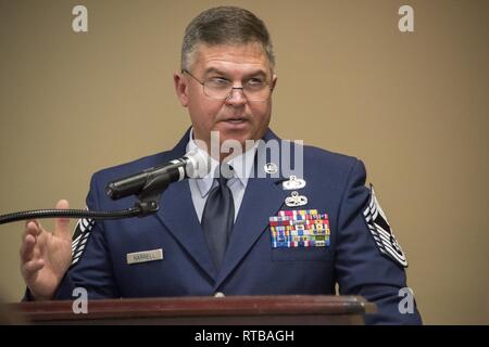 Chief Master Sgt. Nathan E. Harrell, 288Th Operations Support Squadron Betriebsleiter, Adressen Flieger der 188 Flügel während seiner Promotion Zeremonie am Verebben Air National Guard Base, Fort Smith, Arche, Feb 2, 2019. Harrell hat über 36 Jahre Militärdienst, und hat ein Mitglied der 188 Wing seit 1985. Stockfoto