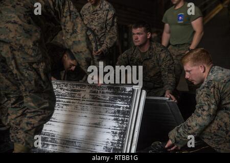 Marines mit Alpha Company, Bataillon Landung Team, 1.BATAILLON, 4 Marines, montieren Sie einen Kampf Gummi Streifzüge Handwerk vor dem Start einer simulierten kleinen Boot raid aus dem Dock Landung Schiff USS Ashland (LSD 48), Philippine Sea, Feb 2, 2019. Alpha Company ist das kleine Boot raid-Unternehmen mit BLT 1/4, Bodenkampf Element für die 31 Marine Expeditionary Unit. Die 31. MEU, das Marine Corps' nur kontinuierlich vorwärts - bereitgestellt MEU partnering mit dem Wasp amphibischen bereit, Gruppe, bietet eine flexible und tödlicher Gewalt bereit, eine breite Palette von militärischen Operationen als Premier Krise durchzuführen Stockfoto