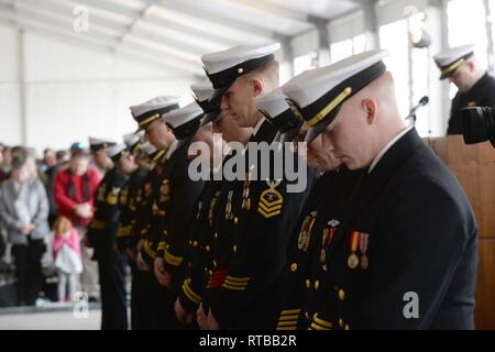 GROTON, Anschl. (Feb. 2, 2019) Segler auf USS South Dakota (SSN790) Bogen ihre Köpfe für die anrufung zugewiesen während der Inbetriebnahme Zeremonie. South Dakota ist der U.S. Navy 17 Virginia - Klasse, Schnell-Angriffs-U-Boot und das dritte Schiff namens für den Bundesstaat South Dakota. Stockfoto