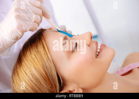 Blonde Frau lächelnd genießen Service im Beauty Salon Stockfoto