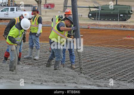 Us-Armee Korps der Ingenieure, Tulsa Bezirk, Auftragnehmer mit einer Pumpe Lkw boom Beton auf Fort Sill als Teil einer Ausbildung Support facility Bauvorhaben, 2. Feb 2018. Stockfoto