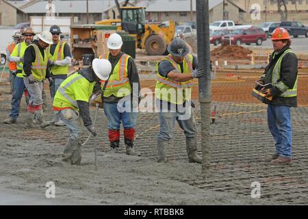 Us-Armee Korps der Ingenieure, Tulsa Bezirk, Auftragnehmer mit einer Pumpe Lkw boom Beton auf Fort Sill als Teil einer Ausbildung Support facility Bauvorhaben, 2. Feb 2018. Stockfoto