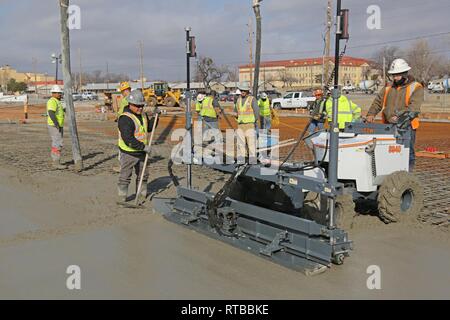 Us-Armee Korps der Ingenieure, Tulsa Bezirk, Auftragnehmer verwenden einen Laser-gesteuerte Maschine Beton Estrich auf Fort Sill als Teil einer Ausbildung Support facility Bauvorhaben Ort, 2. Feb 2018. Nach USACE Beamte, die Tafel für dieses Projekt ist 24 Zoll dick und verstärkt mit zwei Matten von #8 Armierungseisen auf 12-Zoll-Center. Stockfoto