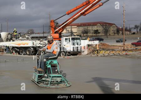 Eine AMERIKANISCHE Armee Korps von Ingenieuren, Tulsa, Auftragnehmer verwendet eine 'Ride' Kelle Maschine fertig gestellt Beton auf Fort Sill als Teil einer Ausbildung Support facility Bauvorhaben, 2. Feb 2018. Stockfoto