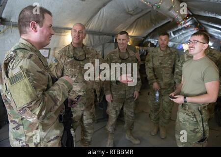 Air Force für religiöse Angelegenheiten Flieger von der 451St Air Expeditionary Gruppe mit Armee behavioral Soldaten aus dem Zug Beraten und Unterstützen Command-South Feb 2, 2019 in Kandahar Airfield, Afghanistan zusammengetan. Sie machten sich auf den Weg durch verschiedene Geschäfte innerhalb der 451St Expeditionary Aircraft Maintenance Squadron, Flieger und Personal mit Eden, eine Armee Therapiehund zu interagieren. Stockfoto