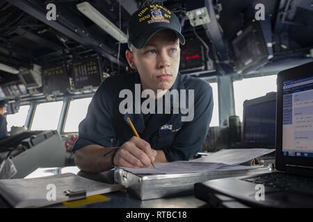 Atlantik (Feb. 13, 2019) Quartermaster Seaman Apprentice Jakob Overturf, von Las Vegas, Nev., steht in der Brücke der Arleigh-Burke-Klasse geführte Anti-raketen-Zerstörer USS Mason (DDG87), 24.02.13. Mason ist unterwegs die Durchführung von Composite Trainingsgerät Übung (COMPTUEX) mit Carrier Strike Group (CSG) 12. Die Komponenten der CSG 12 verkörpern ein "Team von Teams" Konzept, die moderne Oberfläche, Luft und Systeme zu erstellen und die operativen Fähigkeiten unterstützen. Dies ermöglicht Ihnen und globale Operationen vorzubereiten, einen wirksamen und dauerhaften Befehl und Kontrolle, und Demonstrat Stockfoto