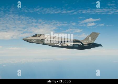 Eine F-35B Blitz II mit der F-35B Ablösung von Medium Marine Tiltrotor Squadron 262 (Verstärkt) trägt Geführte Bombe Einheiten über dem East China Sea, Feb 3, 2019. Naval aviators mit der loslösung Fliegen das Marine Corps' neuesten, multi-role Fighter, der F-35 B. Die 31 Marine Expeditionary Unit, die Marine Corps' nur kontinuierlich vorwärts - bereitgestellt MEU partnering mit dem Wasp amphibischen bereit, Gruppe, bietet eine flexible und tödlicher Gewalt bereit, eine breite Palette von militärischen Operationen als Premier Crisis Response Force im indopazifischen Region durchzuführen. Stockfoto