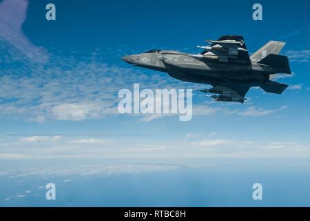 Eine F-35B Blitz II mit der F-35B Ablösung von Medium Marine Tiltrotor Squadron 262 (Verstärkt) trägt Geführte Bombe Einheiten über dem East China Sea, Feb 3, 2019. Naval aviators mit der loslösung Fliegen das Marine Corps' neuesten, multi-role Fighter, der F-35 B. Die 31 Marine Expeditionary Unit, die Marine Corps' nur kontinuierlich vorwärts - bereitgestellt MEU partnering mit dem Wasp amphibischen bereit, Gruppe, bietet eine flexible und tödlicher Gewalt bereit, eine breite Palette von militärischen Operationen als Premier Crisis Response Force im indopazifischen Region durchzuführen. Stockfoto