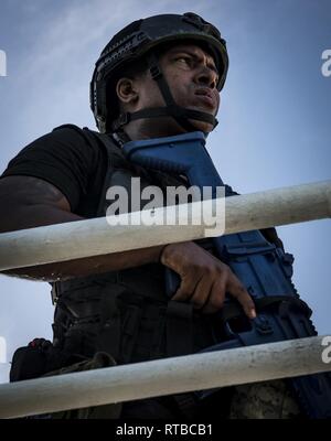 PEMBA, Mosambik (Feb. 3, 2019) eine militärische Mitglied aus der Mauritius Küstenwache beteiligt sich an einem Besuch, Board, Durchsuchung und Beschlagnahme bohren an Bord der Französischen patrol Schiff Le Malin (P701) während der Übung Cutlass Express 2019 in Pemba, Mosambik, Feb 3, 2019. Cutlass Express wurde entwickelt, um die regionale Zusammenarbeit, den maritimen Bereich Sensibilisierung und den Austausch von Informationen zu Funktionen zwischen den USA zu erhöhen, Ost afrikanischen und westlichen Indischen Ozean Nationen zur Bekämpfung des illegalen maritime Aktivitäten. Stockfoto