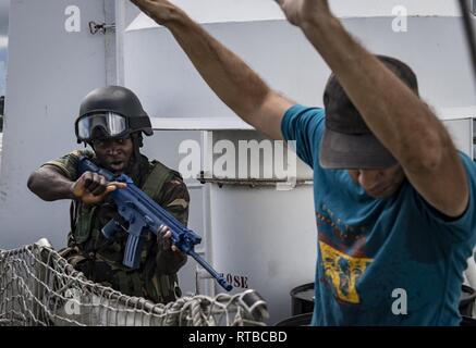 PEMBA, Mosambik (Feb. 3, 2019) ein Mitglied der tansanischen Volk Defence Force leitet ein mock Häftling während eines Besuchs, Board, Durchsuchung und Beschlagnahme bohren an Bord der Französischen patrol Schiff Le Malin (P701) während der Teilnahme an Übung Cutlass Express 2019 in Pemba, Mosambik, Feb 3, 2019. Cutlass Express wurde entwickelt, um die regionale Zusammenarbeit, den maritimen Bereich Sensibilisierung und den Austausch von Informationen zu Funktionen zwischen den USA zu erhöhen, Ost afrikanischen und westlichen Indischen Ozean Nationen zur Bekämpfung des illegalen maritime Aktivitäten. Stockfoto
