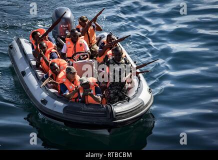 PEMBA, Mosambik (Feb. 3, 2019) militärische Mitglieder aus dem madagassischen Volk Streitkräfte Ansatz der Französischen patrol Schiff Le Malin (P701) während eines Besuchs, Board, Durchsuchung und Beschlagnahme bohren während der Teilnahme an Übung Cutlass Express 2019 in Pemba, Mosambik, Feb 3, 2019. Cutlass Express wurde entwickelt, um die regionale Zusammenarbeit, den maritimen Bereich Sensibilisierung und den Austausch von Informationen zu Funktionen zwischen den USA zu erhöhen, Ost afrikanischen und westlichen Indischen Ozean Nationen zur Bekämpfung des illegalen maritime Aktivitäten. Stockfoto