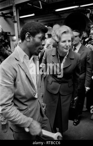 Frau Margaret Thatcher 1979 Parlamentswahlen auf dem Wahlkampfweg. Werksbesichtigung in den West Midlands. Im Gespräch mit schwarzen männlichen Fabrikarbeiter. HOMER SYKES AUS DEN 1970ER JAHREN Stockfoto