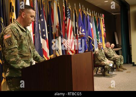 FORT BRAGG, NC-Oberstleutnant Dave Baker Adressen das Publikum nach Befehl des zweiten Bataillons, 130 Aviation Regiment bei der North Carolina Military Academy in Fort Bragg, N.C., 3. Februar 2019. Baker, zuvor die Operations Officer für das Theater 449th Aviation Brigade kehrte vor kurzem von seinen dritten Einsatz in Irak Stockfoto