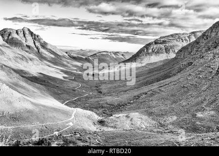 Blick von der Uitkyk Pass nach Algerien in den Cederberg Mountains im Western Cape von Südafrika. Schwarzweiß Stockfoto