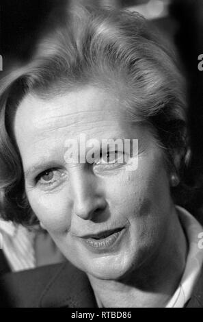 Frau Margaret Thatcher 1979 allgemeine Wahlen auf der Kampagne Spur. Werk besuchen in den West Midlands. 1970 s UK HOMER SYKES Stockfoto