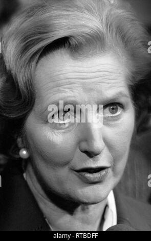 Frau Margaret Thatcher 1979 allgemeine Wahlen auf der Kampagne Spur. Werk besuchen in den West Midlands. 1970 s UK HOMER SYKES Stockfoto