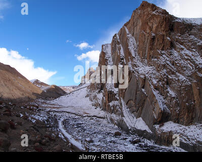 Berglandschaft in der Nähe von Hankar, einem abgelegenen Dorf in Markha Valley, Ladakh Stockfoto