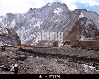 Berglandschaft in der Nähe von Hankar, einem abgelegenen Dorf in Markha Valley, Ladakh Stockfoto