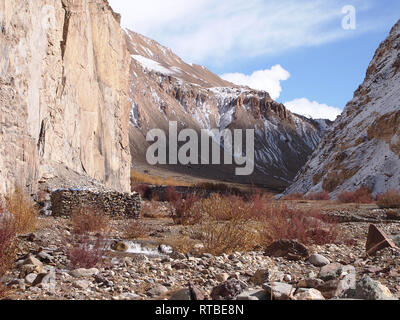 Berglandschaft in der Nähe von Hankar, einem abgelegenen Dorf in Markha Valley, Ladakh Stockfoto