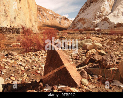 Berglandschaft in der Nähe von Hankar, einem abgelegenen Dorf in Markha Valley, Ladakh Stockfoto