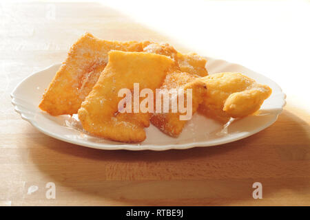 Teller köstliche italienische frittiertes Gebäck, hausgemachtes für Karneval, sonnendurchfluteten, auf Holz Küche board Stockfoto