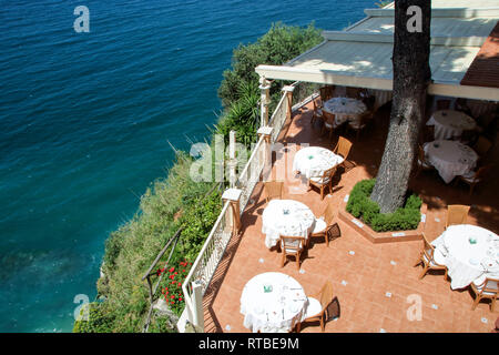 Bei Vico Equense, April 30, 2018 - Restaurant auf einer Terrasse über dem Meer bei Vico Equense, Italien Stockfoto